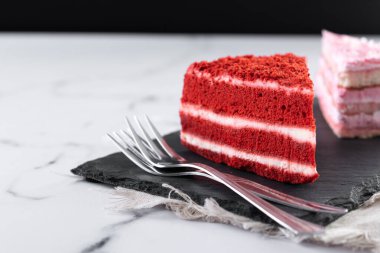 Pasta porsiyonları, kadife ve çilekli pasta. Boşluğu kopyala.