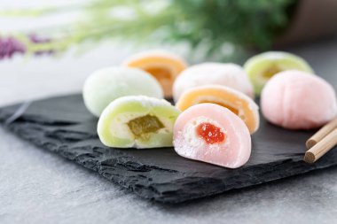 Gri taş yüzeyde Japon mochi 'si