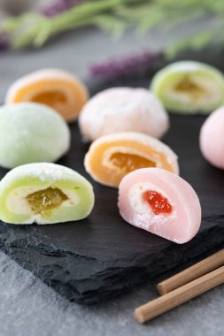 Gri taş yüzeyde Japon mochi 'si. Kapat.