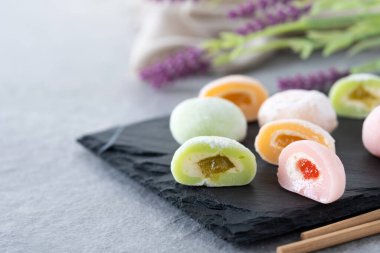 Gri taş yüzeyde Japon mochi 'si. Boşluğu kopyala