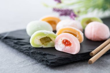 Gri taş yüzeyde Japon mochi 'si. Kapat.