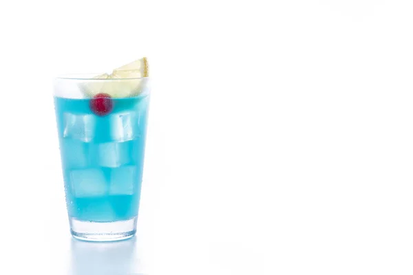 Deep Blue Sea Martini Koktejl Izolovaný Bílém Pozadí Kopírovat Prostor — Stock fotografie