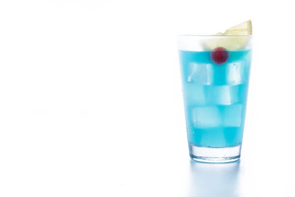Deep Blue Sea Martini Koktejl Izolovaný Bílém Pozadí Kopírovat Prostor — Stock fotografie