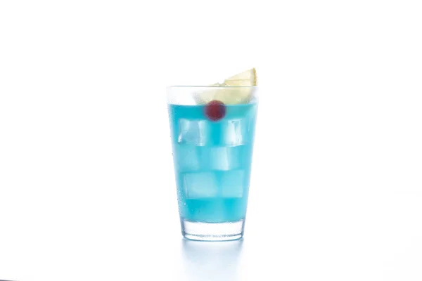 Deep Blue Moře Martini Koktejl Izolované Bílém Pozadí — Stock fotografie