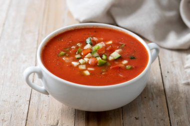 Geleneksel İspanyol gazpacho çorbası ahşap masada.