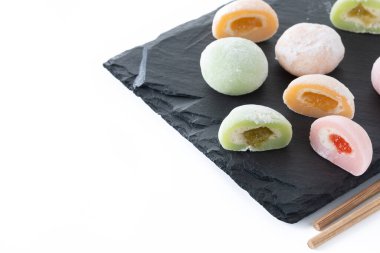 Japon mochi 'si beyaz arka planda izole edilmiş. Boşluğu kopyala