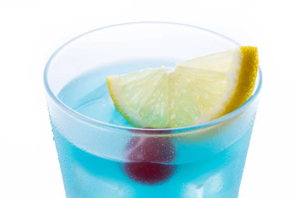 Tiefblauer Sea Martini Cocktail Isoliert Auf Weißem Hintergrund Nahaufnahme — Stockfoto
