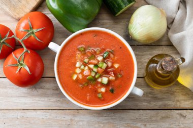 Geleneksel İspanyol gazpacho çorbası ahşap masada. Üst görünüm