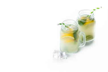 Kavanoz bardakta limonata ve beyaz arka planda izole edilmiş malzemeler. Boşluğu kopyala