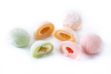 Beyaz arkaplanda Japon mochi 'si izole edildi