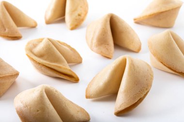 Beyaz arka planda geleneksel şans kurabiyeleri izole