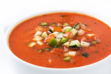 Beyaz arka planda izole edilmiş geleneksel İspanyol gazpacho çorbası. Kapat.
