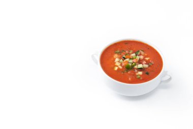 Beyaz arka planda izole edilmiş geleneksel İspanyol gazpacho çorbası. Boşluğu kopyala