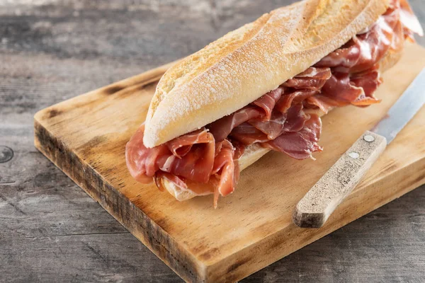 Spaanse Serrano Ham Sandwich Houten Tafel — Stockfoto