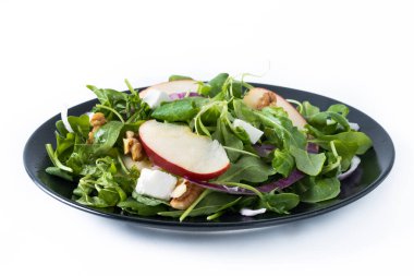 Beyaz arka planda elmalı ve cevizli sonbahar salatası