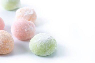 Japon mochi 'si beyaz arka planda izole edilmiş. Hecelemeyi kopyala