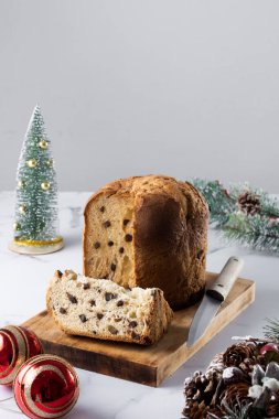 Beyaz mermer üzerinde Noel pastası panettonu