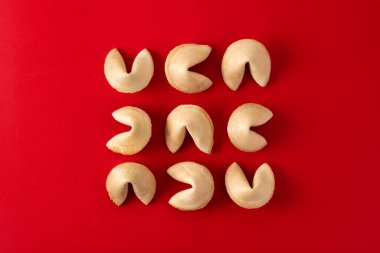 Kırmızı arka planda geleneksel şans kurabiyeleri