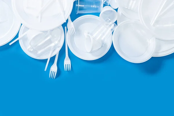 Residuos Desechables Plástico Sobre Fondo Azul Vista Superior Copiar Espacio — Foto de Stock