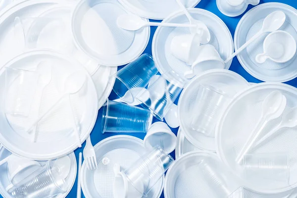 Rifiuti Plastica Monouso Sfondo Blu — Foto Stock