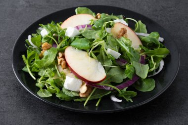 Elmalı ve cevizli sonbahar salatası.