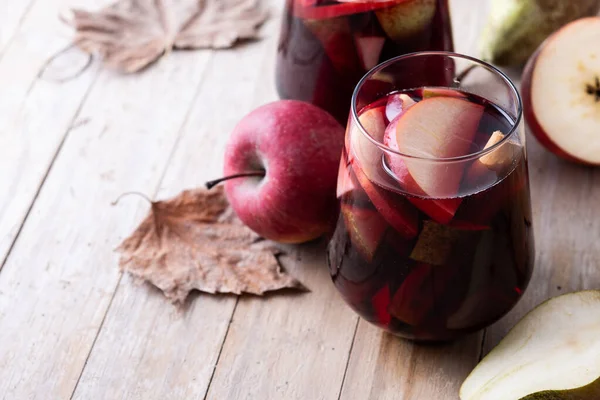 Herbstsangria Mit Birne Und Apfel Auf Holztisch Kopierraum — Stockfoto