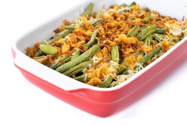 Fransız usulü kızarmış soğan ve beyaz arka planda izole edilmiş mantar kremalı geleneksel fasulye güveci.