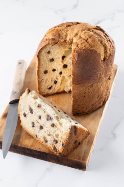 Mermer arka planda Noel pastası panettonu