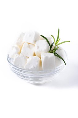 Feta peyniri, salatalık ve otlar beyaz arka planda izole edilmiş bir kasede.