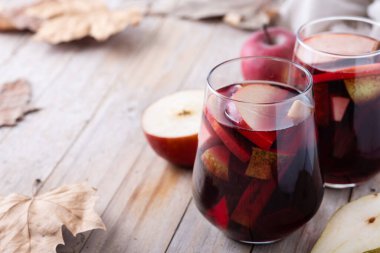 Armut ve elmayla ahşap masada sonbahar sangriası.