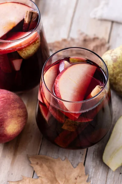 木のテーブルの上に梨とリンゴの秋のサングリア — ストック写真