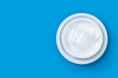 Mavi arka planda tek kullanımlık plastik desen. Boşluğu kopyala