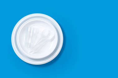 Mavi arka planda tek kullanımlık plastik desen. Boşluğu kopyala