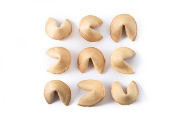 Geleneksel Çin fal kurabiyeleri beyaz arka planda izole edilmiş