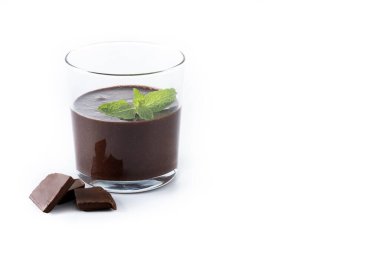 Beyaz arka planda izole edilmiş nane yaprağıyla süslenmiş çikolatalı mus tatlısı. Boşluğu kopyala