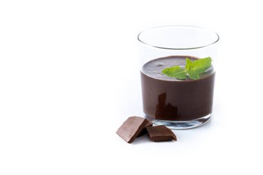 Beyaz arka planda izole edilmiş nane yaprağıyla süslenmiş çikolatalı mus tatlısı. Boşluğu kopyala