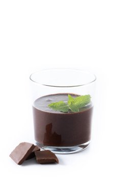 Beyaz arka planda izole edilmiş nane yaprağıyla süslenmiş çikolatalı mus tatlısı.