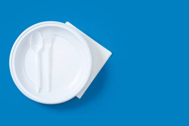 Mavi arka planda tek kullanımlık plastik desen. Üst Manzara. Boşluğu kopyala