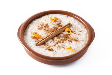 Arroz con leche. Beyaz arka planda izole edilmiş tarçınlı sütlaç.. 
