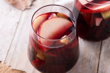 Armut ve elmayla ahşap masada sonbahar sangriası.