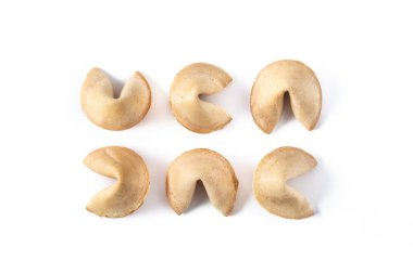 Geleneksel Çin fal kurabiyeleri beyaz arka planda izole edilmiş