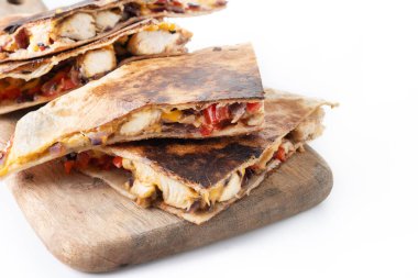 Beyaz arka planda izole edilmiş peynir ve biberli Meksika tavuklu quesadilla.