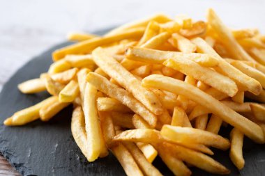 Kızarmış patates, ahşap masada patates kızartması. Kapat.