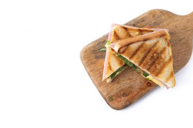 Beyaz arka planda izole edilmiş jambonlu, peynirli, domatesli ve roka aromalı sandviç. Üst Manzara. Boşluğu kopyala