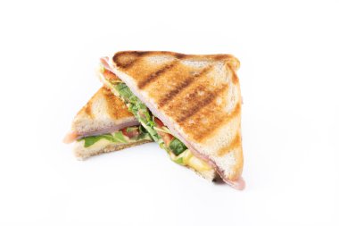 Beyaz arka planda izole edilmiş jambonlu, peynirli, domatesli ve roka aromalı sandviç.