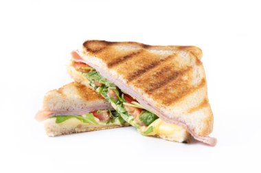 Beyaz arka planda izole edilmiş jambonlu, peynirli, domatesli ve roka aromalı sandviç.