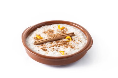 Arroz con leche. Beyaz arka planda izole edilmiş tarçınlı sütlaç.