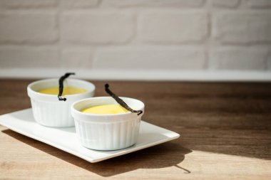 Tahta masada ev yapımı vanilyalı krema.