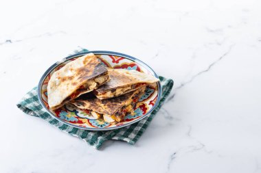 Meksika tavuklu quesadilla peynirli ve biberli beyaz mermer. Boşluğu kopyala