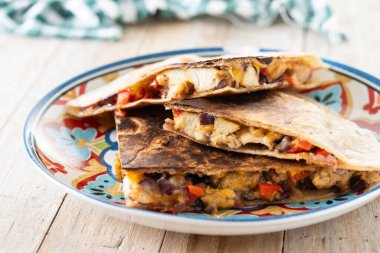 Meksika tavuklu quesadilla peynirli ve biberli ahşap masada
